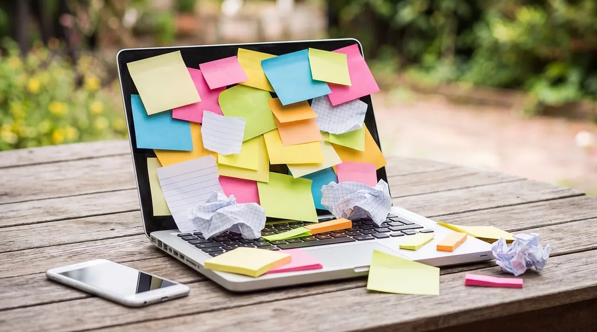 5 Common Desk Decor Mistakes That Kill Productivity